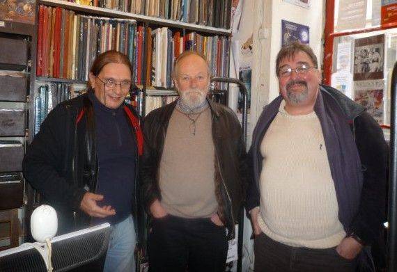 Entre Serge Boissat à gauche et son frère Roland, Gilbert Shelton, le créateur des "Freak Brothers"
 (dr )