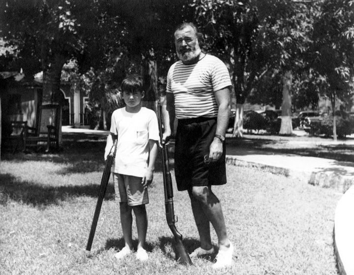 Gregory et Ernest Hemingway pratiquant le tir au pigeons au Club de Cazadores, à Cuba. La photo n'est pas datée, mais semble avoir été prise au début des années 1940, probablement 1943. (Wikimedia Commons / Ernest Hemingway Photograph Collection, John F. Kennedy Presidential Library and Museum, Boston)