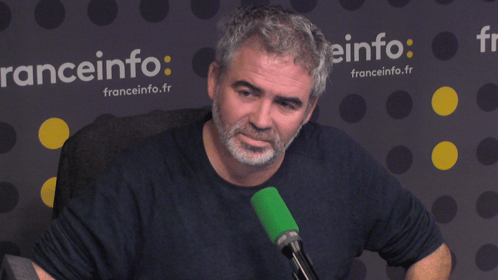 Stéphane Brizé dans le studio de franceinfo pour répondre aux questions des petits journalistes de franceinfo junior. (franceinfo / Radio France)