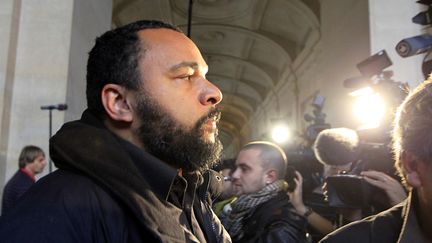 Dieudonn&eacute; au tribunal de Paris, le 7 novembre 2011.&nbsp; ( CHARLES PLATIAU / REUTERS)