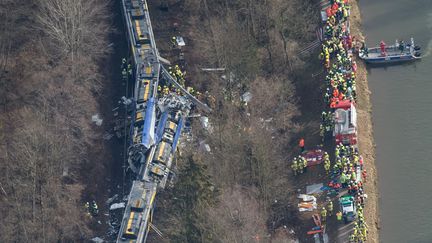 Le bilan humain a été revu à la baisse mais reste très lourd : 9 morts, 18 blessés graves et 90 blessés légers selon la police bavaroise. (PETER KNEFFEL / DPA)