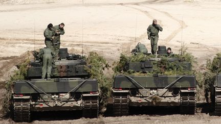 Des chars de combat Leopard 2 de l'armée polonaise lors d'un exercice militaire à Nowa Deba (Pologne), le 8 avril 2022. (STR / NURPHOTO VIA AFP)