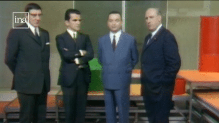 Le ministre de l'Information entouré des patrons de l'ORTF lors de la première diffusion en couleur de la télévison française, le 1er octobre 1967
 (Culturebox - capture d&#039;écran)