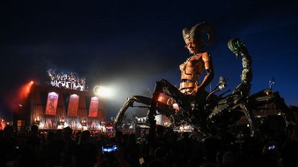 Lilith, "la gardienne des ténèbres", lors du Hellfest festival à Clisson en juin 2024. (SEBASTIEN SALOM-GOMIS / AFP)