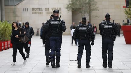 Des gendarmes en patrouille, le 10 novembre 2014, à Saint-Denis, en région parisienne. (THOMAS SAMSON / AFP)