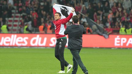 Le gardien rempla&ccedil;ant bastiais Jean-Louis Lecca, un drapeau corse &agrave; bout de bras, lors d'un match &agrave; Nice, samedi 18 octobre 2014.&nbsp; (  MAXPPP)