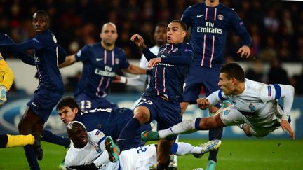 Les joueurs du PSG ont mis &agrave; rude &eacute;preuve la d&eacute;fense de Porto, le 4 d&eacute;cembre 2012 au Parc des Princes. (FRANCK FIFE / AFP)