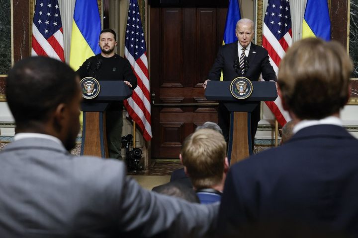 En visite à Washington (Etats-Unis) le 12 décembre 2023, le président ukrainien, Volodymyr Zelensky (à gauche), tient une conférence de presse avec son homologue américain, Joe Biden. (CHIP SOMODEVILLA / GETTY IMAGES NORTH AMERICA / AFP)