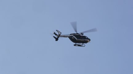 Un hélicoptère de la gendarmerie au-dessus de Grasse (Alpes-Maritimes), le 16 mars 2017. (VALERY HACHE / AFP)