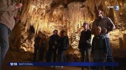 Le gouffre de Proumeyssac est la plus grande cavité aménagée de Dordogne. On la surnomme la cathédrale de cristal. (FRANCE 3)