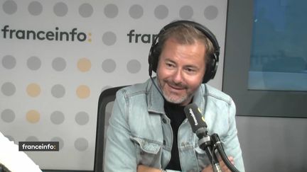 Jérôme Anthony, présentateur de "Chefs à domicile", la nouvelle émission culinaire de M6, le 27 avril 2022 sur franceinfo. (FRANCEINFO / RADIO FRANCE)