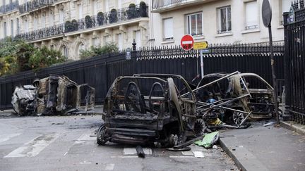 Des carcasses de voiture dans les rues de&nbsp;Paris, au lendemain de la mobilisation des "gilets jaunes", le 2 décembre 2018. (GEOFFROY VAN DER HASSELT / AFP)