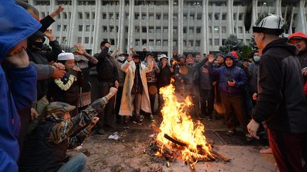 Des manifestants après la proclamation des résultats des législatives, le 6 octobre 2020, à Bishkek, au Kirghizstan.&nbsp; (VYACHESLAV OSELEDKO / AFP)