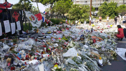 &nbsp; (Recueillement au Mémorial à Nice, une semaine après les attentats © Gaële Joly)