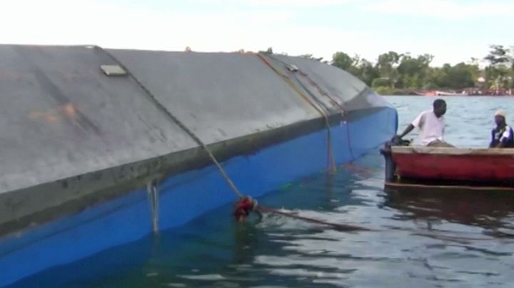 Sauveteurs tanzaniens près de l'épave du «MV Nyerere» le 21 septembre 2018. Le ferry a coulé le même jour dans le lac Victoria. ( Reuters TV/via REUTERS)