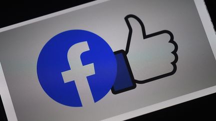 Facebook&nbsp;assure vouloir investir "au moins" 1 milliard de dollars dans les contenus d'actualité au cours des trois prochaines années. (OLIVIER DOULIERY / AFP)