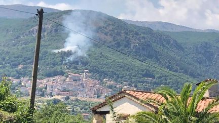 Un incendie au-dessus de Bar-sur-Loup, près de Grasse (Alpes-Maritimes), le 22 juillet 2021. (ELIETTE BATY)