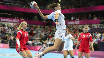 Les handballeuses ont fait forte impression face aux joueuses norv&eacute;giennes samedi 28 juillet, aux Jeux olympiques de Londres. (JAVIER SORIANO / AFP)