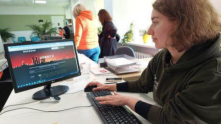 Nataliya, advisor at the military recruitment center in Lviv, Ukraine.  (CAMILLE MAGNARD / RADIOFRANCE)