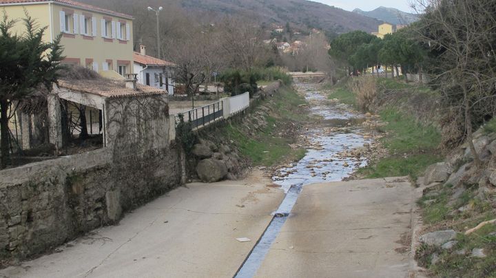 Le Bitoulet, habituellement un ruisseau inoffensif, s'est transform&eacute; en torrent d&eacute;cha&icirc;n&eacute; dans la nuit du 17 septembre 2014. (CHRISTOPHE RAUZY / FRANCETV INFO)