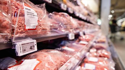 Un rayon de viande dans un supermarché néerlandais PLUS (photo d'illustration). (SEM VAN DER WAL / ANP MAG VIA AFP)