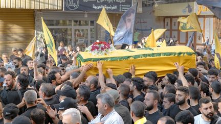 La foule porte le cercueil d'Ali Shaheen, un combattant du Hezbollah tué à la frontière. (ARTHUR SARRADIN / RADIO FRANCE)