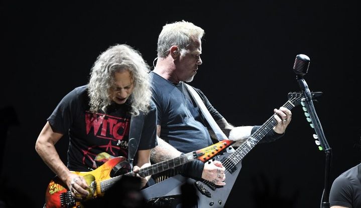 James Hetfield (gauche)  et Kirk Hammeth, du groupe Metallica, lors d'un concert à Stockholm en mai 2018.
 (PONTUS LUNDAHL / TT NEWS AGENCY / TT NEWS AGENCY/AFP)