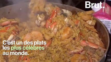 C'est l'un des plats incontournables de la cuisine espagnole et l'un des plus célèbres au monde. Pourtant, en Espagne, même sa recette fait débat... Voilà l'histoire de la paella.