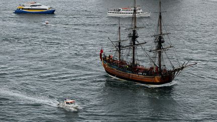 Une réplique du navire "Endeavour" du capitaine James Cook navigue en face de l'opéra de Sydney, en Australie, en octobre 2013. (SAEED KHAN / AFP)