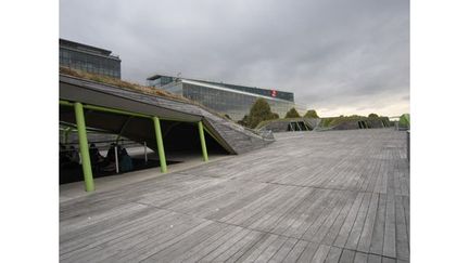 Le Moon Roof:  un lieu qui devrait vivre de jour comme de nuit autour de plusieurs activités : un côté bistrot moderne, une restauration invitant à découvrir la cuisine du monde et un bar lounge.
 (Corinne Jeammet)