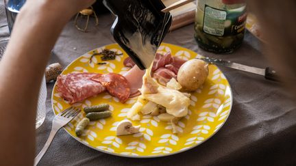 Le groupe Carrefour rappelle dans toute la France du fromage à raclette, le 22 septembre 2022,&nbsp; commercialisé par sa marque distributeur Carrefour Original, pour une suspicion de contamination à la listeria.&nbsp; (ADRIEN NOWAK / HANS LUCAS / AFP)