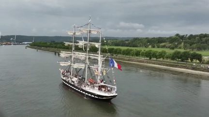 C’est un spectacle qui a lieu tous les quatre à six ans. Sur la Seine, une quarantaine de navires ont remonté le fleuve jusqu’au Havre pour la grande parade qui marque la fin l’Armada. (franceinfo)