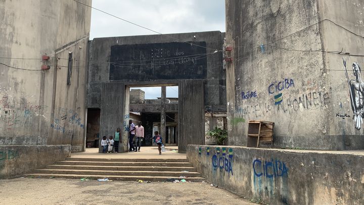 Le Centre international des civilisations bantu de Libreville (Ciciba) au Gabon est devenu un squat. À Libreville, le 5 septembre 2023. (GILLES GALLINARO / RADIO FRANCE)