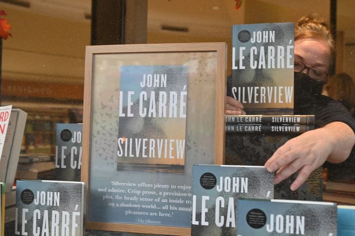 Le roman posthume de John Le Carré, "Silverview"&nbsp; mis en vitrine dans une librairie londonnienne (octobre 2021). (JUSTIN TALLIS / AFP)