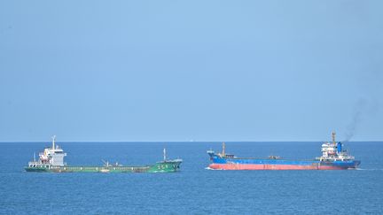 Des cargos naviguent au large de l'île de Pingtan, l'un des points les plus proches de la Chine continentale depuis Taïwan, le 5 août 2022. (HECTOR RETAMAL / AFP)