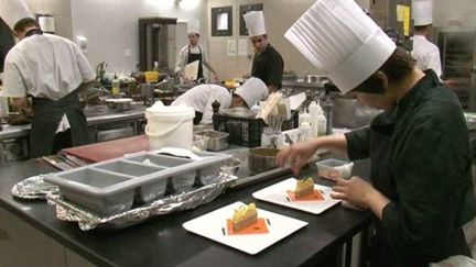 Dans les cuisines du Cabro d'or, &agrave; Baux-de-Provence (Bouches-du-Rh&ocirc;ne).&nbsp; (FRANCE 3 PROVENCE-ALPES / FRANCETV INFO)