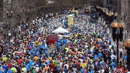 La foule s'empare des rues de Boston (Massachusetts) pour le 118e marathon de la ville, le 21 avril 2014. (TIMOTHY A. CLARY / AFP)