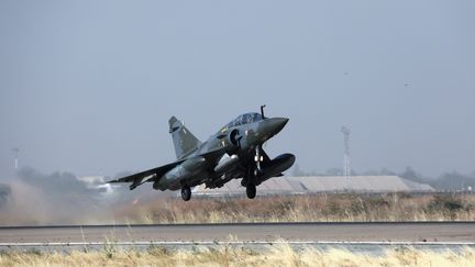 Un mirage 2000 décolle de l'aéroport de N'Djamena (Tchad), le 22 décembre 2018. (LUDOVIC MARIN / AFP)