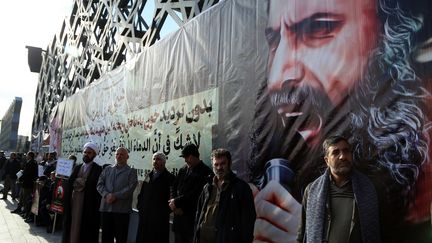 Des manifestants brandissent un portrait du dignitaire chiite Nimr&nbsp;Al-Nimr, exécuté par l'Arabie saoudite, à Téhéran (Iran), le 4 janvier 2016. (FATEMEH BAHRAMI / ANADOLU AGENCY)