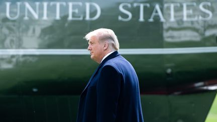 Donald Trump devant l'hélicoptère présidentiel lors d'un déplacement de campagne dans le New Jersey (Etats-Unis), le 1er octobre 2020.&nbsp; (SAUL LOEB / AFP)