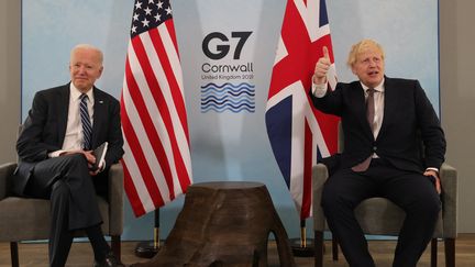 Le président américain, Joe Biden (à gauche), et le Premier ministre britannique, Boris Johnson, à Carbis Bay, en Angleterre, à la veille du G7, le 10 juin 2021. (ANDREW PARSONS / DOWNING STREET/ PO / ANADOLU AGENCY / AFP)