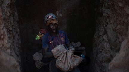 Hardy Bisimwa, jeune diplômé du secondaire de 22 ans, un des creuseurs de Luhihi, témoigne auprès de l’AFP&nbsp;: "Nous entrons dans la mine comme des animaux en marchant à quatre pattes, et si nous nous fatiguons, nous glissons sur nos fesses jusqu'à 70 mètres sous terre. (…) On travaille sans ration. On n'a même pas le moyen de trouver du savon pour nous laver. Si on n'a pas encore trouvé la matière (l’or), c'est difficile de manger."&nbsp; (GUERCHOM NDEBO / AFP)