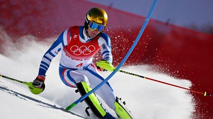 Clément Noël lors de la première manche de slalom, le 16 février à Yanqing. (FABRICE COFFRINI / AFP)