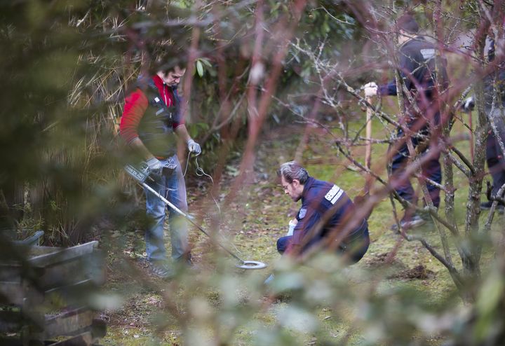 Perquisition &agrave; Talloires (Haute-Savoie), le 18 f&eacute;vrier 2014, apr&egrave;s l'arrestation d'un suspect dans l'enqu&ecirc;te sur la tuerie de Chevaline. (  MAXPPP)