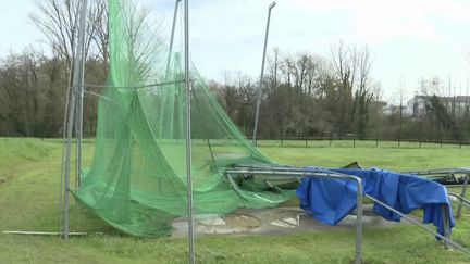 Une tornade a soufflé, mardi 5 mars, dans le Lot-et-Garonne. Des vents soufflant à plus de 100 km/h ont été enregistrés et ont emporté toitures et voitures. (France 2)