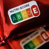 Un logo du Nutri-Score sur un emballage, le 28 février 2023 à Nantes (Loire-Atlantique). (LOIC VENANCE / AFP)