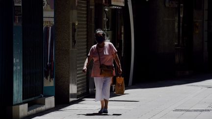 Une femme porte un masque dans une rue de Lerida en Catalogne, le 13 juillet 2020. (PAU BARRENA / AFP)