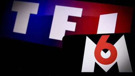 Les logos des chaînes de télévision TF1 et M6, qui veulent fusionner. (METIN AKTAS / ANADOLU AGENCY / AFP)