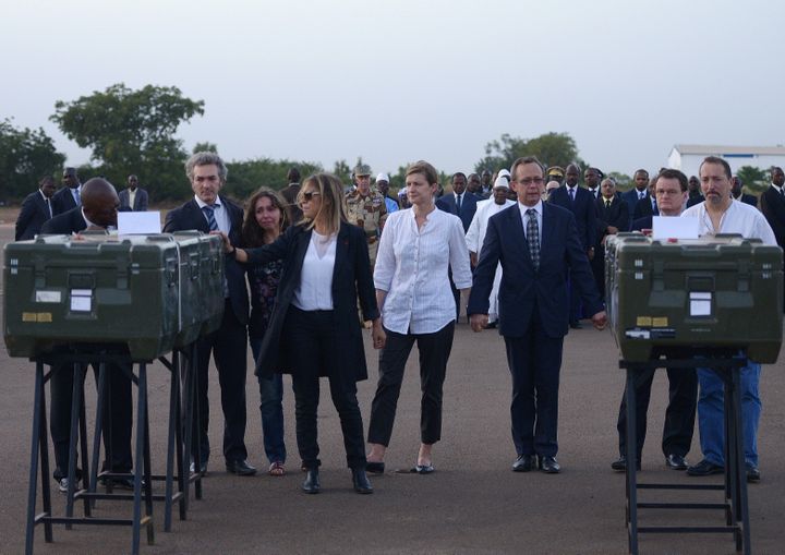 Les corps de Ghislaine Dupont et Claude Verlon, à l’aéroport de Bamako, le 4 novembre 2013. (PHILIPPE DESMAZES / AFP)