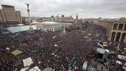 Dès le mois de novembre 2013, dix ans après la révolution Orange, la place Maïdan est à nouveau sous le feu de l’actualité. Le président ukrainien Viktor Ianoukovitch est accusé de vouloir vendre l’Ukraine à la Russie. Le 8 décembre 2013, des centaines de milliers (un million, selon les organisateurs) d’Ukrainiens se disant pro-européens affluent sur la célèbre place centrale de Kiev pour demander son départ. Les manifestations sombrent très vite dans la violence. En trois mois, près d’une centaine de manifestants sont tués (80 pour le seul jour du 20 février) et des centaines d’autres blessés. Dans la nuit du 21 au 22 février 2014, le président Ianoukovitch est destitué par le Parlement.  (REUTERS / Inna Sokolovska )